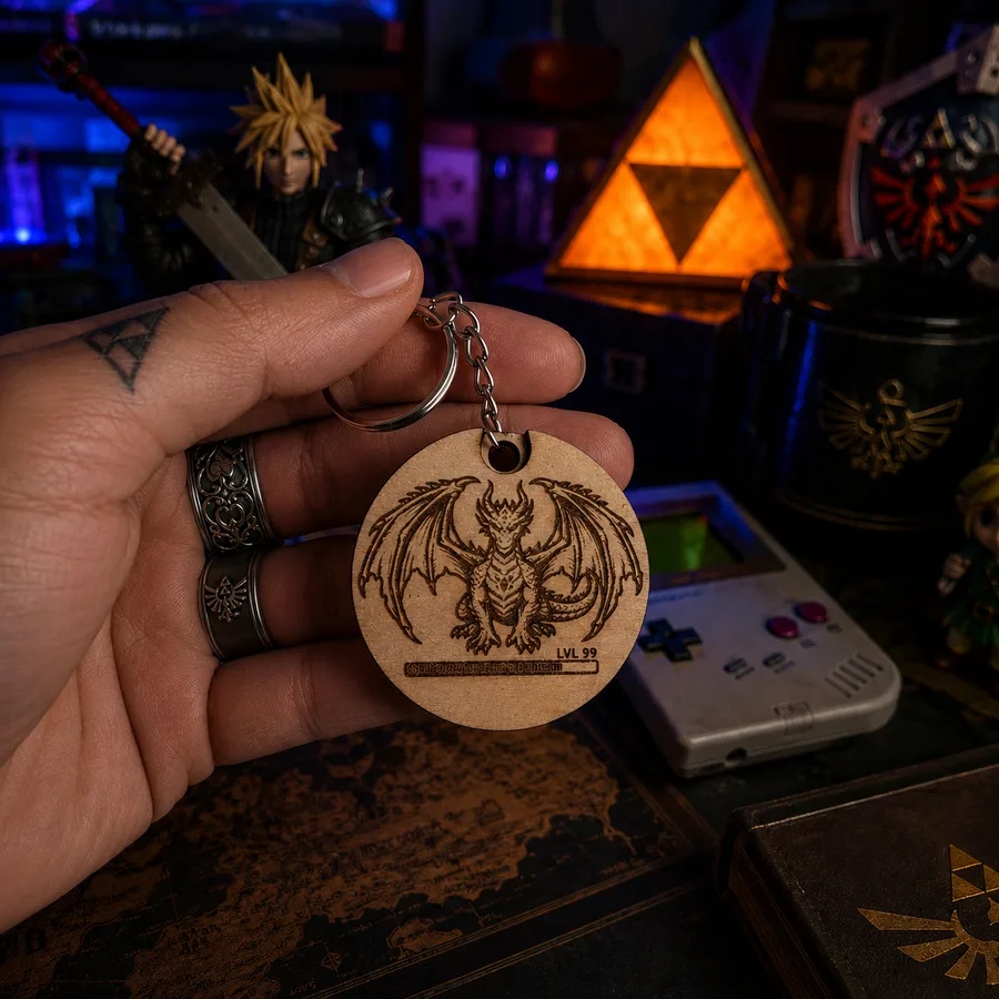 Porte-clé dragon fantasy en bois gravé avec technologie NFC posé sur un bureau gaming 